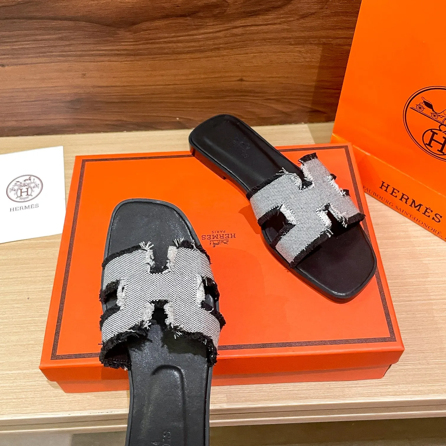 👟👟Ex-factory price 480👟👟 Hermes/Hermes new oran tassel slippers, eyelash slippers, classic slippers, exclusively customized dyed jacquard cotton fabric, woven in white and original colors! Purely hand-drawn raw edge craftsmanship creates a tassel effect. The lining and insole are made of imported soft lambskin and genuine leather outsole. Summer is here, and everyone has a pair, a must-have when going out! It doesn't rub your feet at all and is super comfortable on your feet. black pink green brown size: 35-41